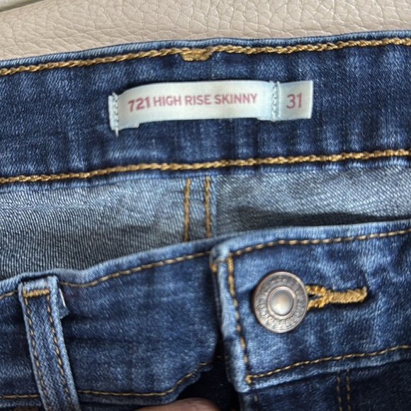 Size 31. Levi’s dark denim skinny jeans - Picture 3 of 5
